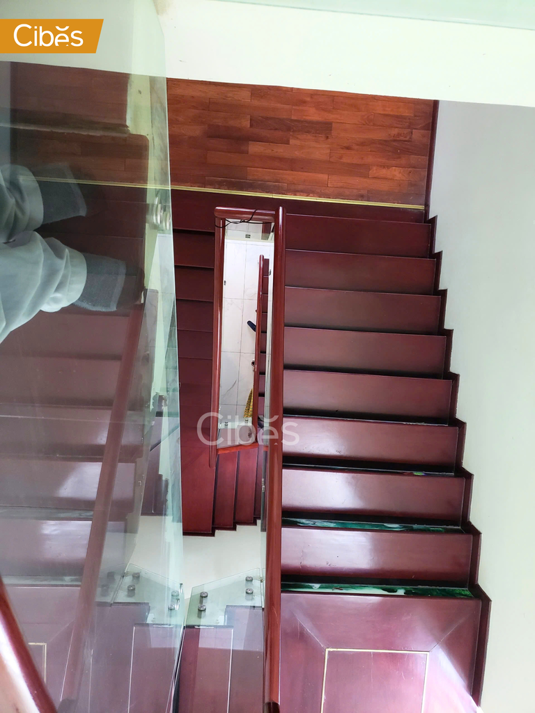 hiện trạng cầu thang hẹp